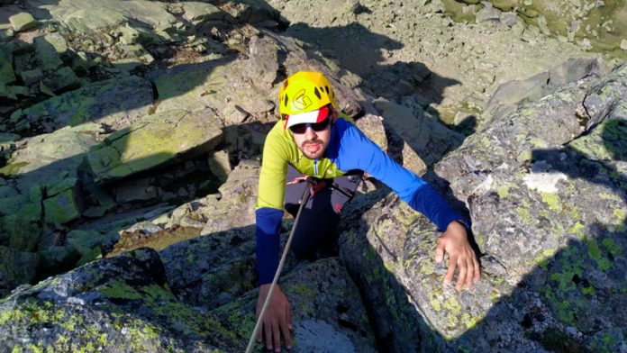 El deportista sordociego Javier García Pajares abre su primera vía de escalada clásica