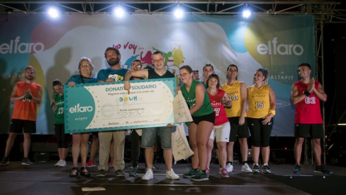 El evento solidario 'Zumbando' recauda 3.280 euros para la asociación Down Badajoz