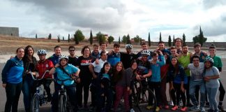 Rubén Tanco muestra el ciclismo inclusivo a un grupo de jóvenes de Mérida