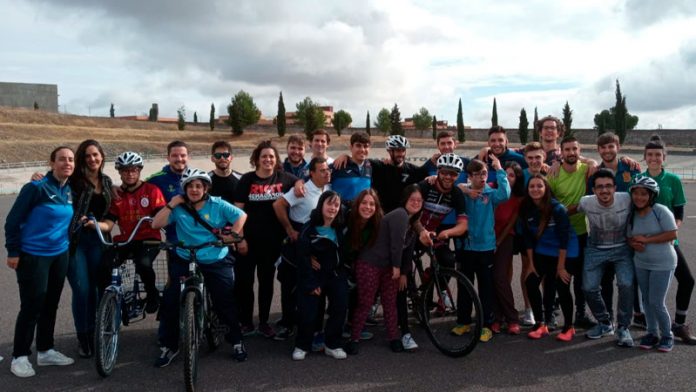 Rubén Tanco muestra el ciclismo inclusivo a un grupo de jóvenes de Mérida