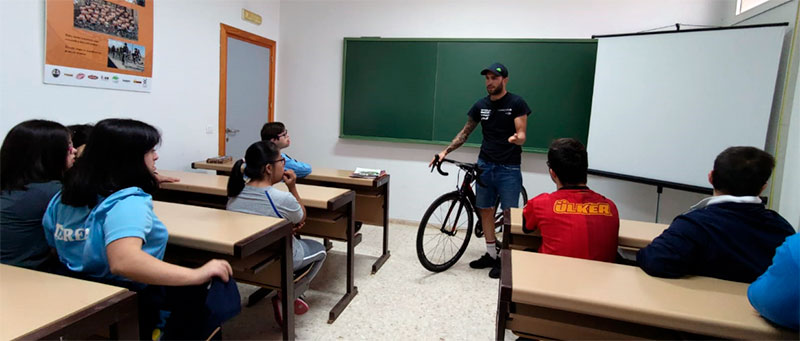 Rubén Tanco muestra el ciclismo inclusivo a un grupo de jóvenes de Mérida