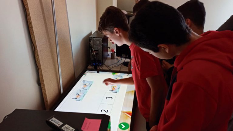 La III Semana de la Ciencia y la Tecnología reúne a más de 7.000 personas. Grada 140. Universidad de Extremadura