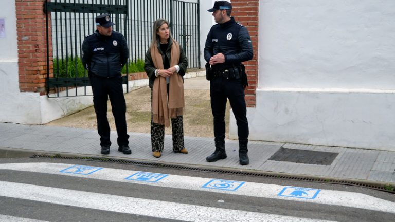 El Ayuntamiento de Jerez de los Caballeros coloca pictogramas en los pasos de peatones