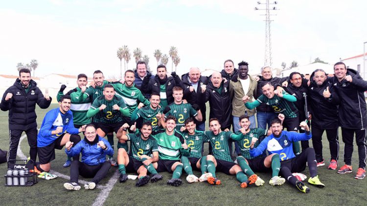 Selección extremeña celebrando su clasificación para la fase final de la copa de las regiones uefa en puebla de la calzada