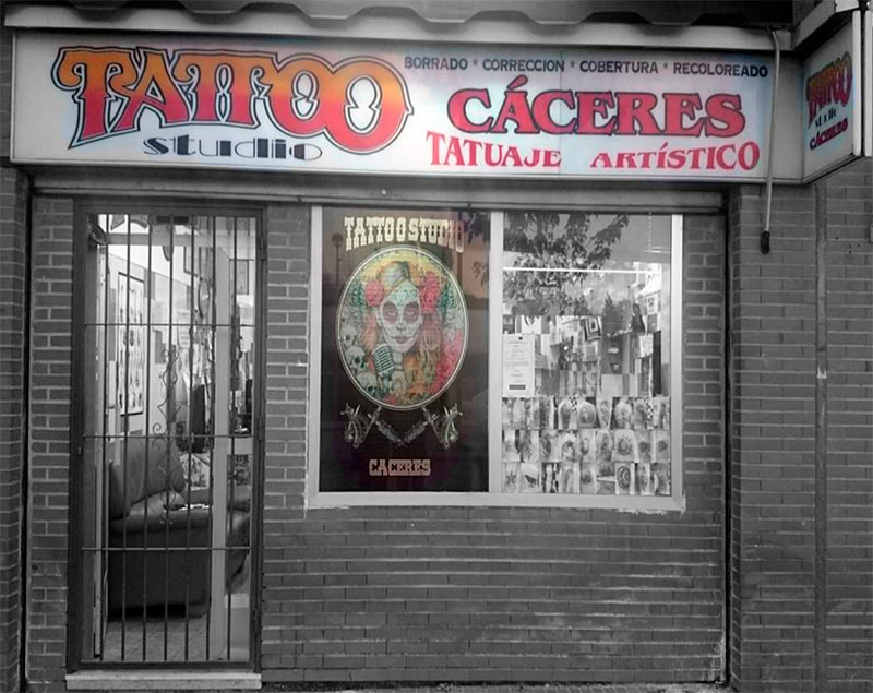 Tattoo Studio Cáceres es el primer estudio de tatuajes de Extremadura, y está en la calle Túnez, junto a la estación de autobuses de Cáceres