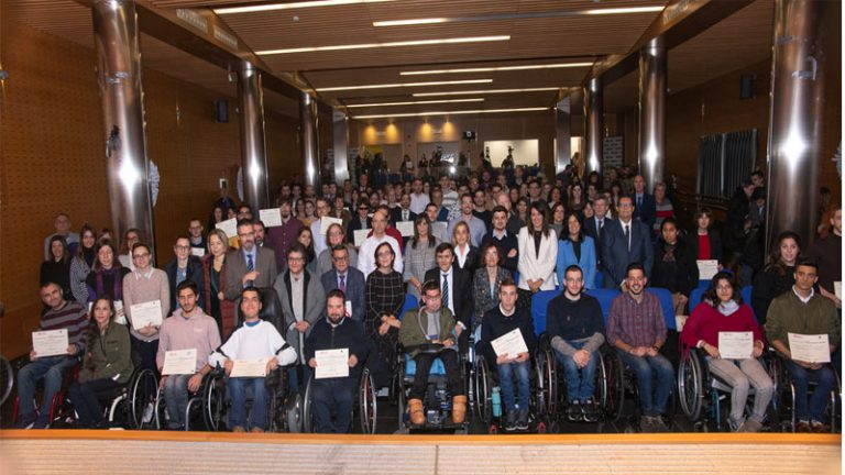 Fundación ONCE becará a tres universitarios con discapacidad en Extremadura