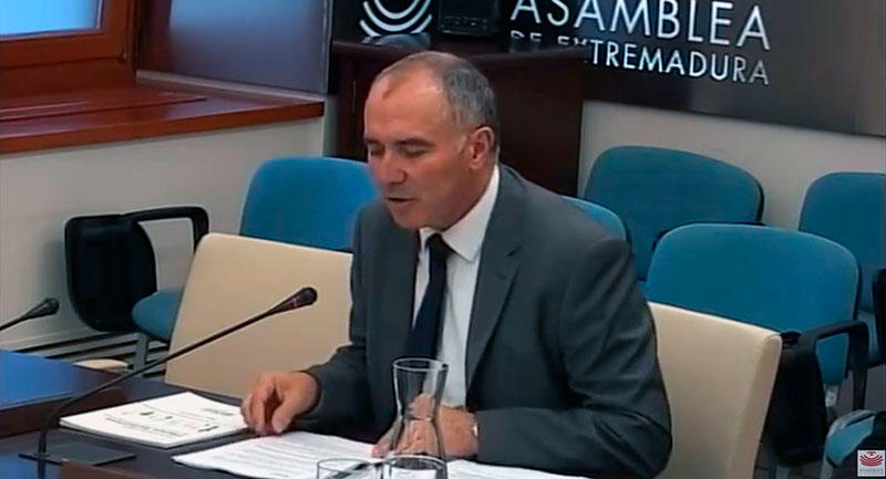 Pedro Calderón interviene en la Asamblea de Extremadura. Foto: Plena inclusión Extremadura