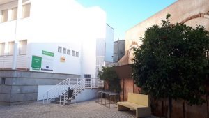 El centro 'EPA Abril' de Badajoz instala un ascensor adosado