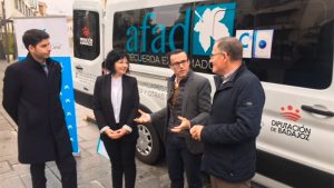 La Diputación de Badajoz y La Caixa entregan un vehículo adaptado a AFAD Recuerda Extremadura