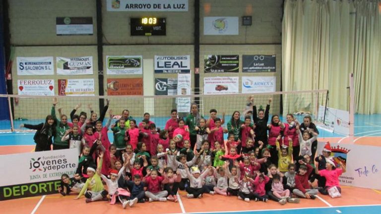 Más de un centenar de personas disfruta del voleibol en Arroyo de la Luz en la jornada 'Ven a jugar conmigo'