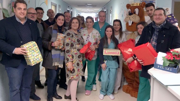 Rotary Cáceres reparte ilusión en el Hospital San Pedro de Alcántara
