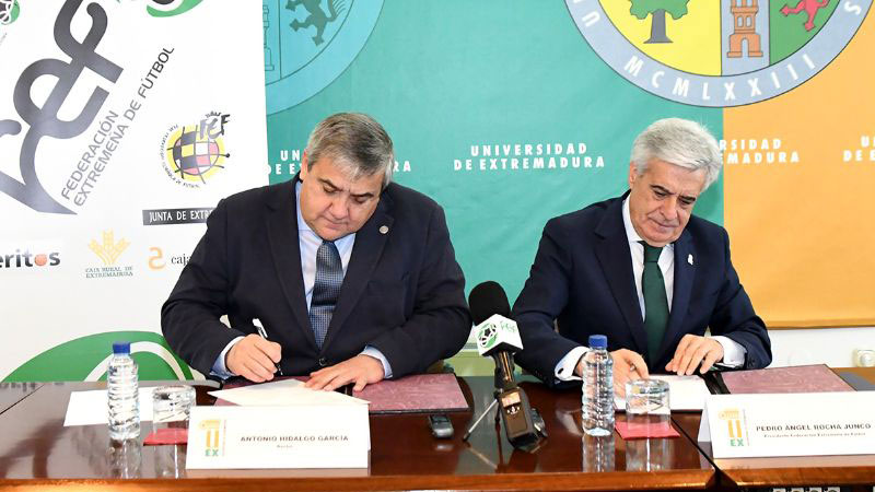La Federación Extremeña de Fútbol y la Universidad de Extremadura firman un convenio de colaboración