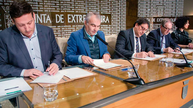 La Junta de Extremadura, el Ayuntamiento de Badajoz y La Caixa renuevan el convenio de atención a la infancia en riesgo de exclusión social. Grada 142. Sepad