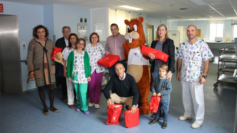 El Club Rotary Cáceres reparte juguetes a los niños ingresados en el Hospital San Pedro de Alcántara. Foto: CEDIDA