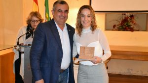 Vanessa Cordero gana el certamen literario de cartas de amor de San Vicente de Alcántara