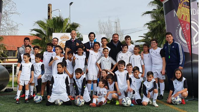 Santiago Solari visita la escuela sociodeportiva de la Fundación Real Madrid y La Caixa en Mérida