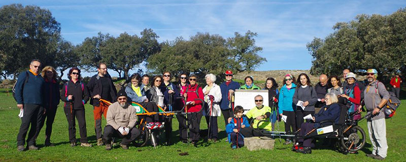 Participantes en la ruta senderista con Joëlette. Foto: Cedida