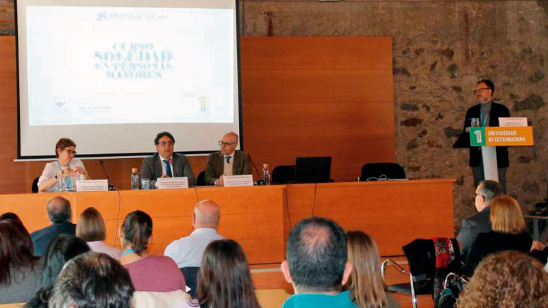La Junta de Extremadura y La Caixa organizan el curso ‘Soledad en personas mayores’. Grada 143. Primera fila. Sepad