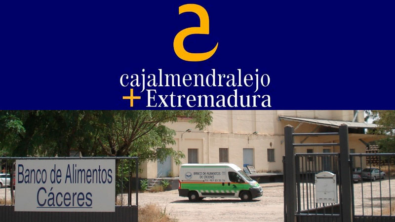 Cajalmendralejo realiza una aportación monetaria y de producto al Banco de Alimentos de Cáceres