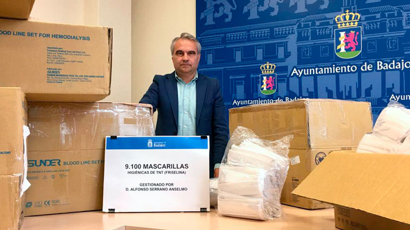 Alfonso Serrano y un grupo de empresarios peruanos donan 9.100 mascarillas al Ayuntamiento de Badajoz