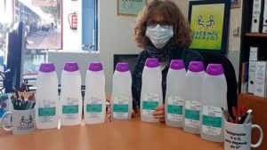 Cristian Lay realiza una donación de gel hidroalcohólico destinada a Cocemfe Badajoz