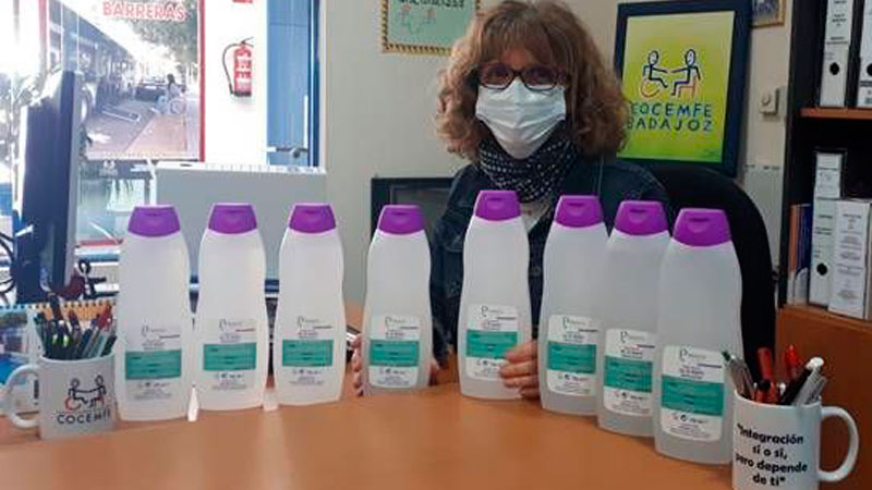 Cristian Lay realiza una donación de gel hidroalcohólico destinada a Cocemfe Badajoz