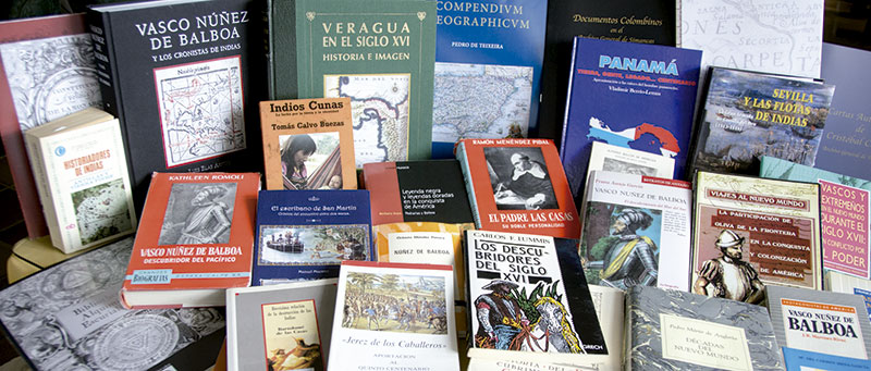 Algunos libros de la biblioteca de Feliciano Correa referidos al conquistador Núñez de Balboa. Foto: Archivo particular de Feliciano Correa