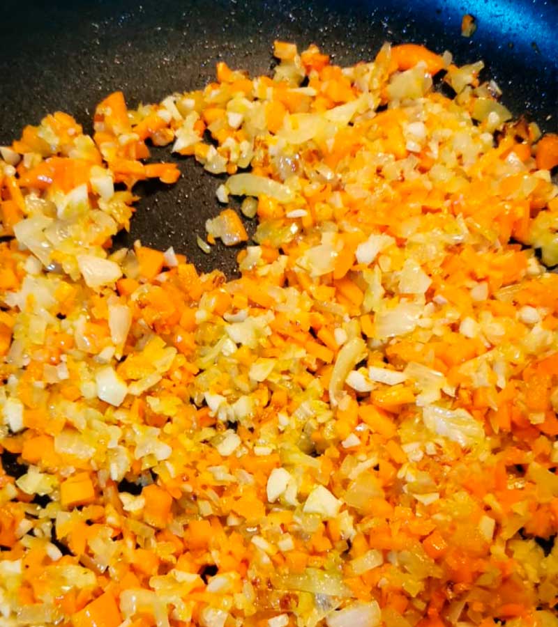 Cortamos la cebolla, el ajo y la zanahoria previamente lavada en cubos pequeños y sofreimos hasta que coja color. Foto: Cedida