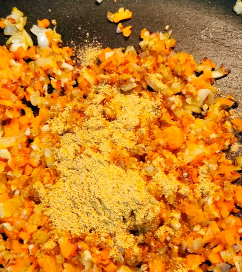 Cuando la verdura coja color añadimos el curry, la sal, la pimienta y la canela molida, y le damos un par de vueltas. Foto: Cedida