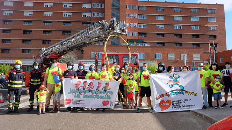 Los bomberos de Badajoz visitan a los menores ingresados en la planta de oncología del Hospital Materno Infantil