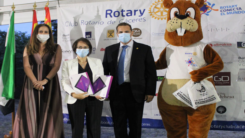 Rotary Cáceres entrega su galardón y pone en valor la labor de sus benefactores