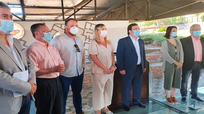 El presidente de la Junta de Extremadura y el alcalde de Mérida, con otras autoridades. Foto: Ayuntamiento de Mérida
