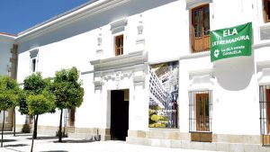 La Asamblea de Extremadura conmemora el Día Mundial de la ELA y el Día Internacional del Orgullo LGBTI. Grada 147