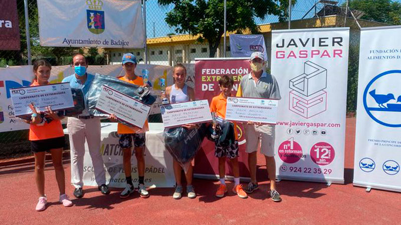 Finalistas de la categoría Alevín. Foto: Federación Extremeña de Tenis