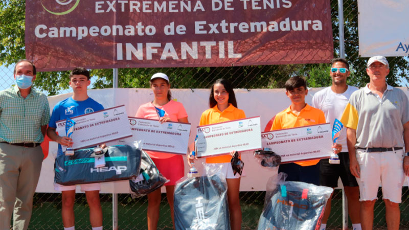 Finalistas de la categoría Alevín. Foto: Federación Extremeña de Tenis