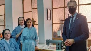 El Corte Inglés dona una máquina de coser al convento pacense de Santa Ana