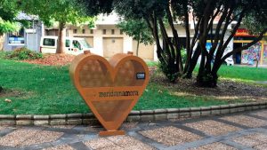 El Ayuntamiento de Mérida instala los corazones solidarios donados por el Stone & Music Festival