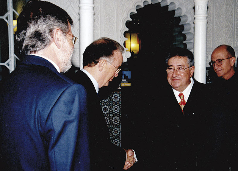 Manuel Martínez-Mediero saluda al presidente de Portugal, Jorge Sampaio, en presencia de Juan Carlos Rodríguez Ibarra y del recientemente fallecido Antonio Franco. Foto: Cedida