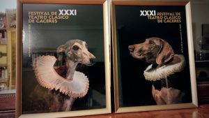 El cartel del Festival de teatro clásico de Cáceres se pone a la venta para colaborar con el refugio de animales San Jorge