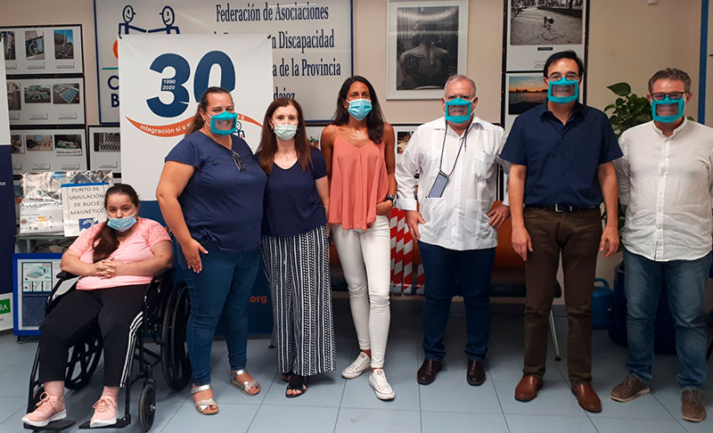 Visita de Jaime Ruiz Peña para conocer las mascarillas transparentes. Foto: Cedida