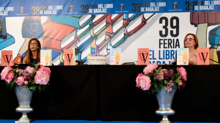 Vicky Hernán presenta en la Feria del Libro de Badajoz su saga literaria 'Violeta'