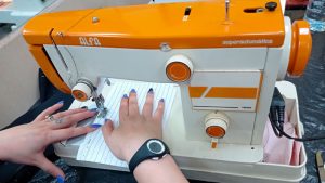 Internas de la prisión de Badajoz fomentan el reciclaje a través de la costura