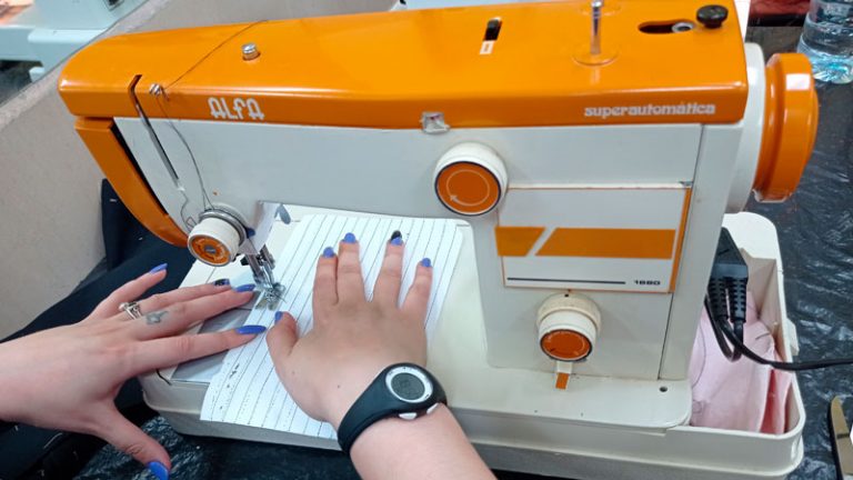 Internas de la prisión de Badajoz fomentan el reciclaje a través de la costura