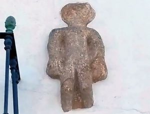 Una fachada de Robledillo de Trujillo cuenta con un ídolo antropomorfo