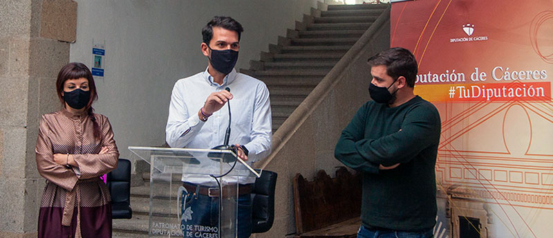 Estefanía González, Álvaro Sánchez Cotrina y Pablo Iglesias, en la presentación de los de los avances arqueológicos. Foto: Cedida