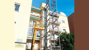 Continúa mejorando la accesibilidad de los edificios de Badajoz gracias a ascensores exteriores