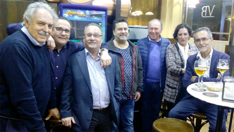 José Iglesias (3i) y Plácido Ramírez (3d) con otros compañeros tras una reunión literaria. Foto: Cedida