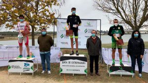 Miguel Blanco y Remedios Mendoza se imponen en el duatlón de Casar de Cáceres