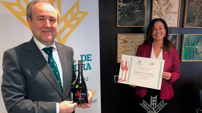 Caja Rural de Extremadura entrega los Premios Espiga al jamón y al cava con denominación de origen