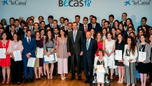 Más de 5.000 estudiantes e investigadores han mejorado su formación con becas de la Fundación La Caixa